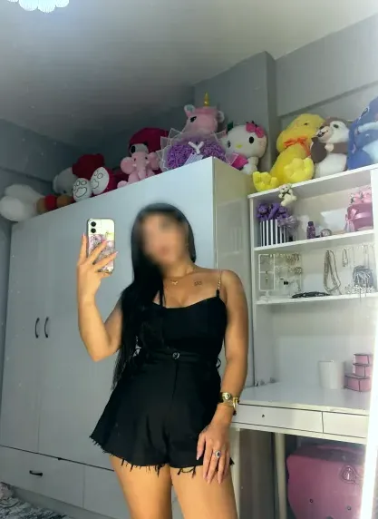 Mia, 27