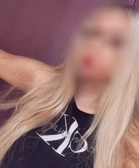 Nadine, 24