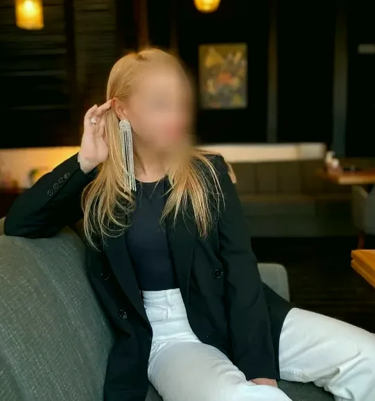 Pauline, 32