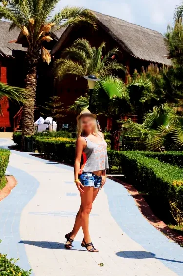 Viktoria, 32